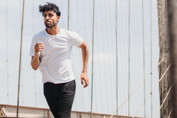 Quelles sont les stratégies pour maintenir une bonne santé osseuse chez les personnes âgées ?